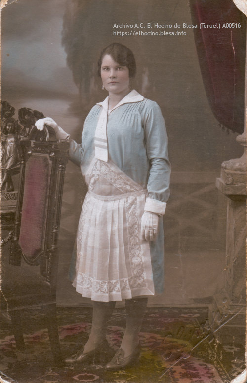 Archivo de la asociación cultural El Hocino de Blesa. Muchachas que iban a servir como criadas en ciudades desde el mundo rural. Siglo XX